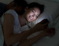 Почему опасно оставлять мобильник возле кровати